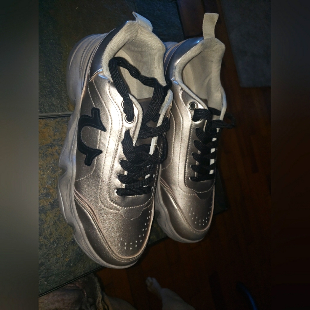 Mens True Religion Gold Tennis Shoes